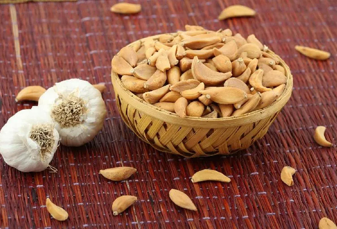 dehydrated-garlic-flakes-1569224902-5091539-1